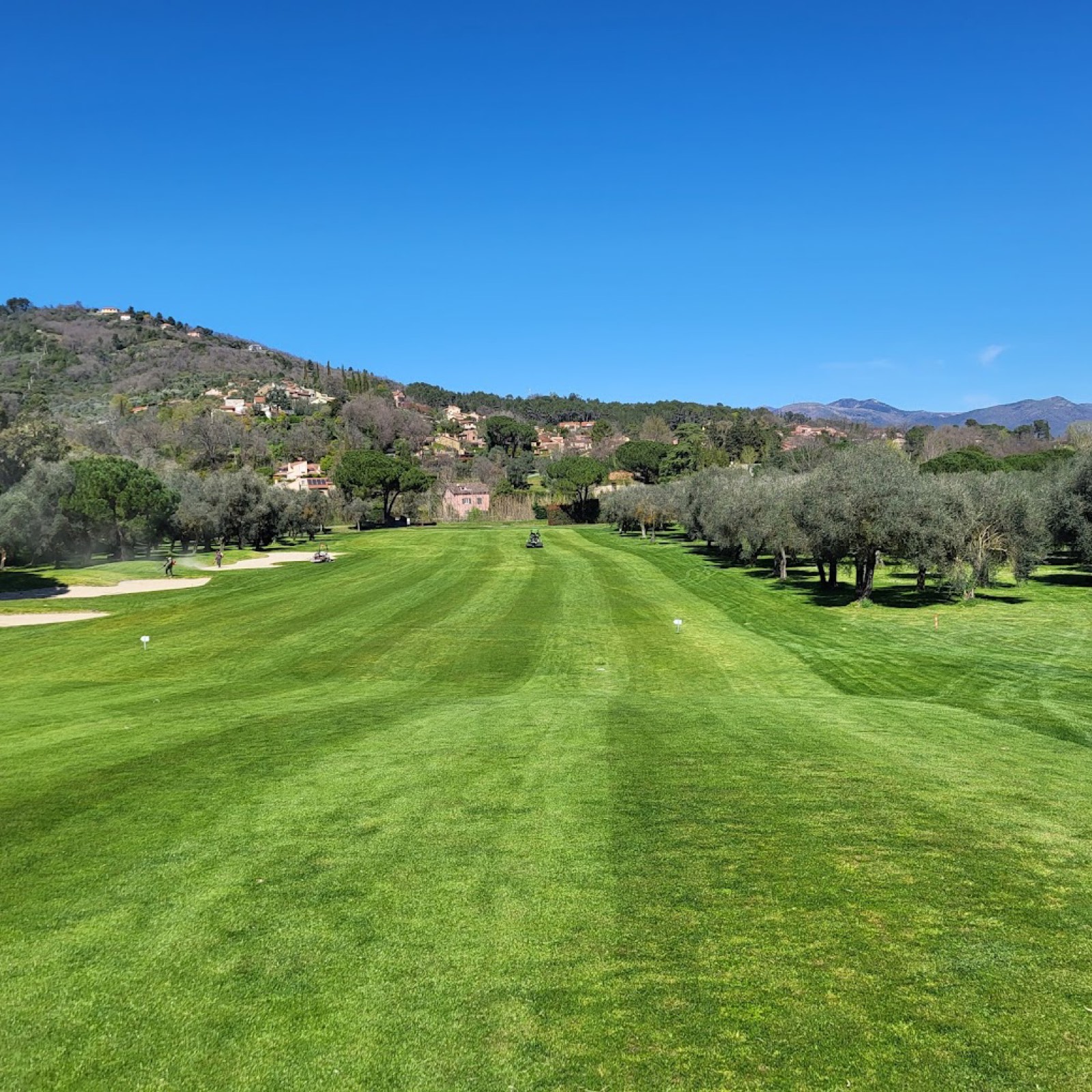 Garlenda: Golf among the olive trees